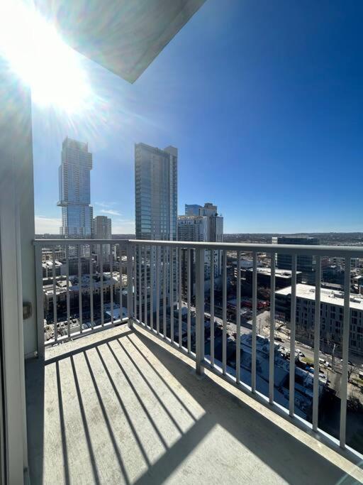 Indulge In Luxury Living 2 Bedroom Gem In The Heart Of Austin With Pool, Gym, And Breathtaking Views Luaran gambar