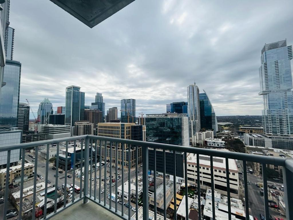 Indulge In Luxury Living 2 Bedroom Gem In The Heart Of Austin With Pool, Gym, And Breathtaking Views Luaran gambar